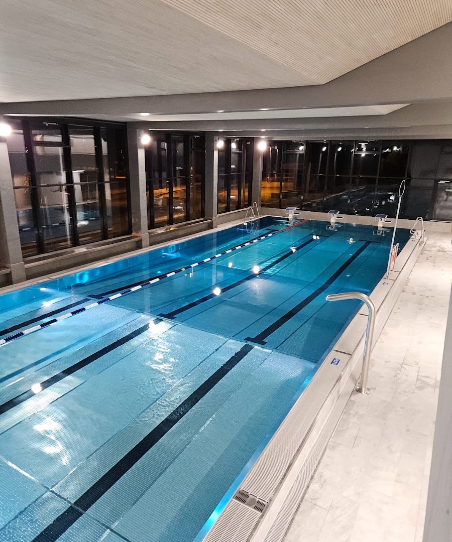 Schwimmhalle