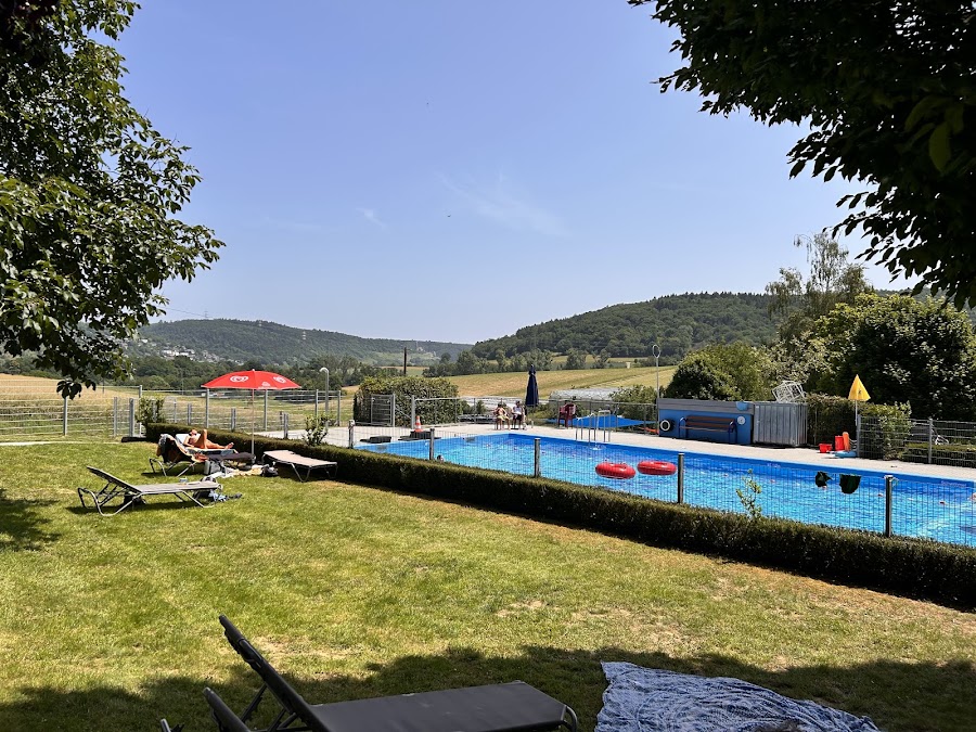 Bad am Waldrand