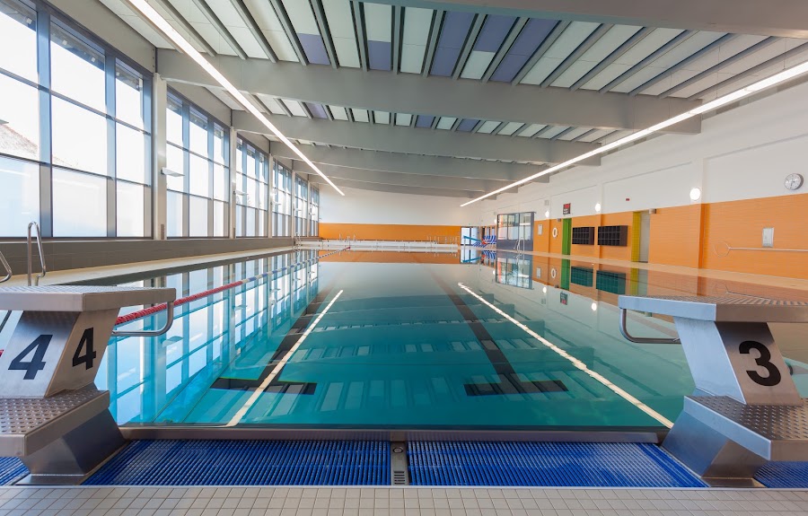 Öffentliche Schwimmhalle