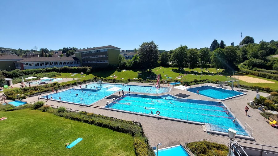 Hallen- und Freibad