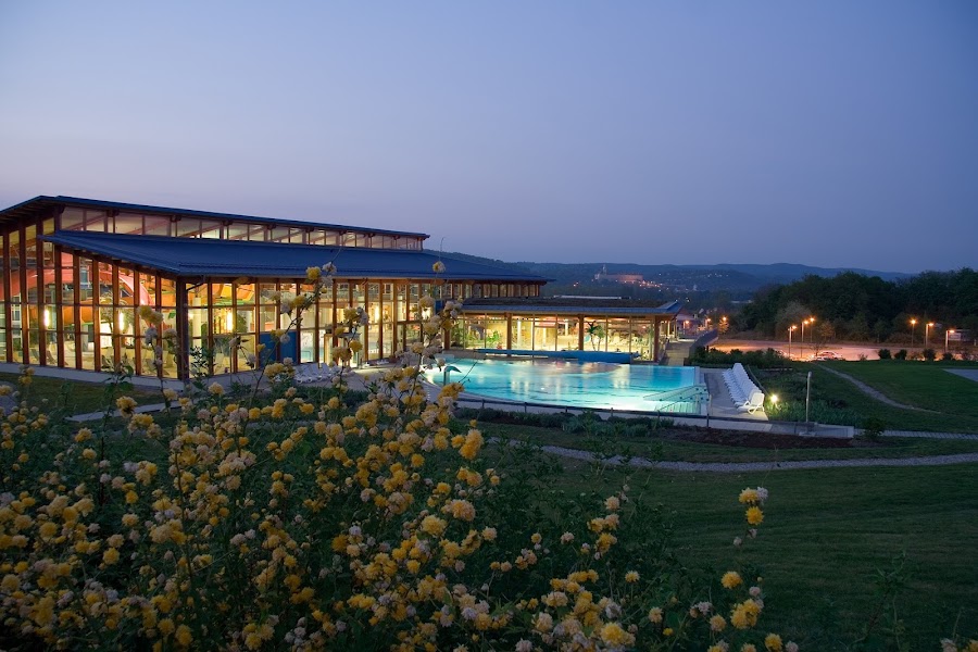 Nichtschwimmerbecken mit Rutsche