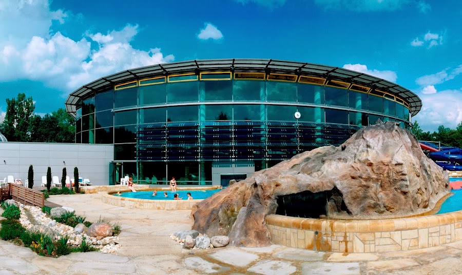 Sportbecken mit Sprungturm