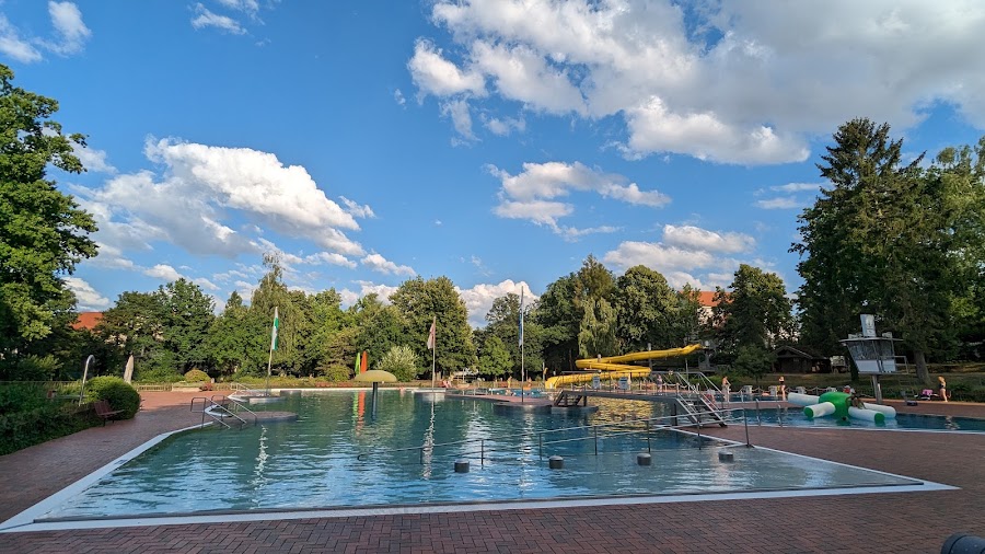 Freibecken mit Strömungskanal