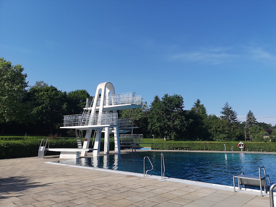 Hallenfreibad